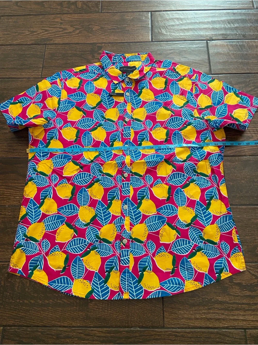 No Boundaries Men’s Bright Pink Lemon Print Button-Down Shirt - Picture 3 of 7